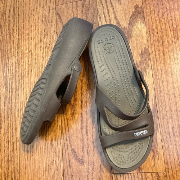 Crocs Patricia Wedge‎ Sandals Womens Size 7 Brown Triple Strap Slides - Picture 2 of 7